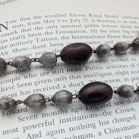 Elegant Multi-Color Beaded Necklace - Picture 8 of 10